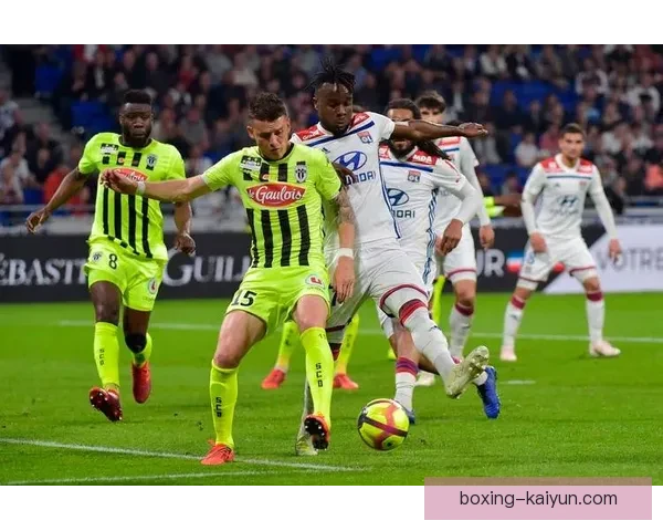 里昂中场组织逐渐呈现稳健表现，球队战术运用持续提升